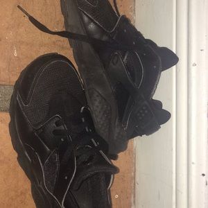 NIKE ALL BLACK HURACHES
